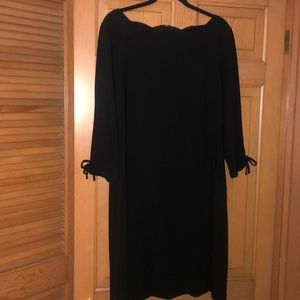 Black scalloped boat neck crepe shift dress